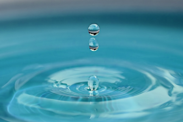 Tips til vaner som kan hjelpe deg å drikke mer vann